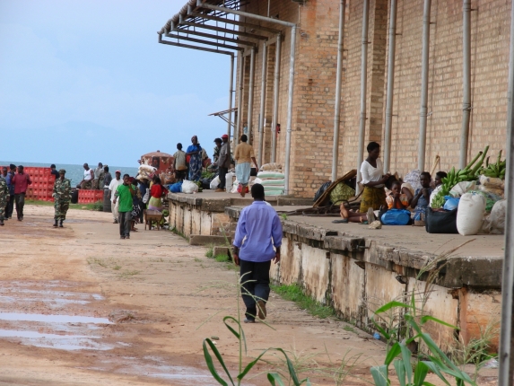 Warten auf die Fähre "Ilala" in Nkhata Bay.
