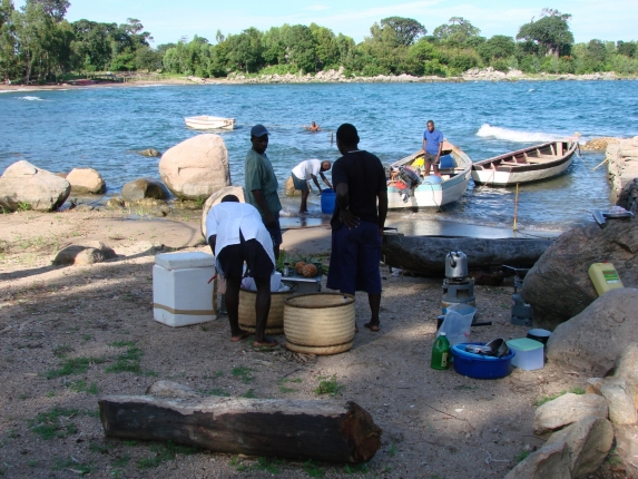 Unser Privatkoch, zusammen mit Fängern geschickt von der Familie Grant für unsere weitere Tour mit dem Boot über den Malawisee.