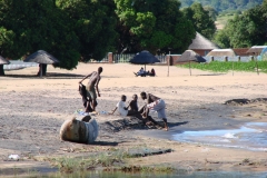 Zu Fuß in der Nähe der Sation am Kambiri Point unterwegs.