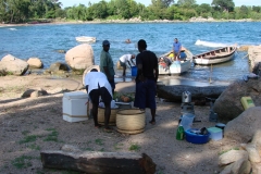 Unser Privatkoch, zusammen mit Fängern geschickt von der Familie Grant für unsere weitere Tour mit dem Boot über den Malawisee.